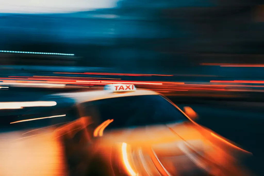Długie trasy taksówką – kiedy i dlaczego to się opłaca bardziej niż pociąg czy własne auto?