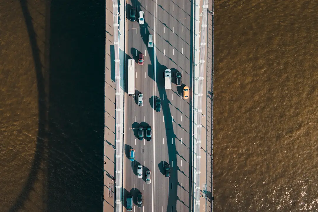 Długie trasy taksówką – kiedy i dlaczego to się opłaca bardziej niż pociąg czy własne auto?